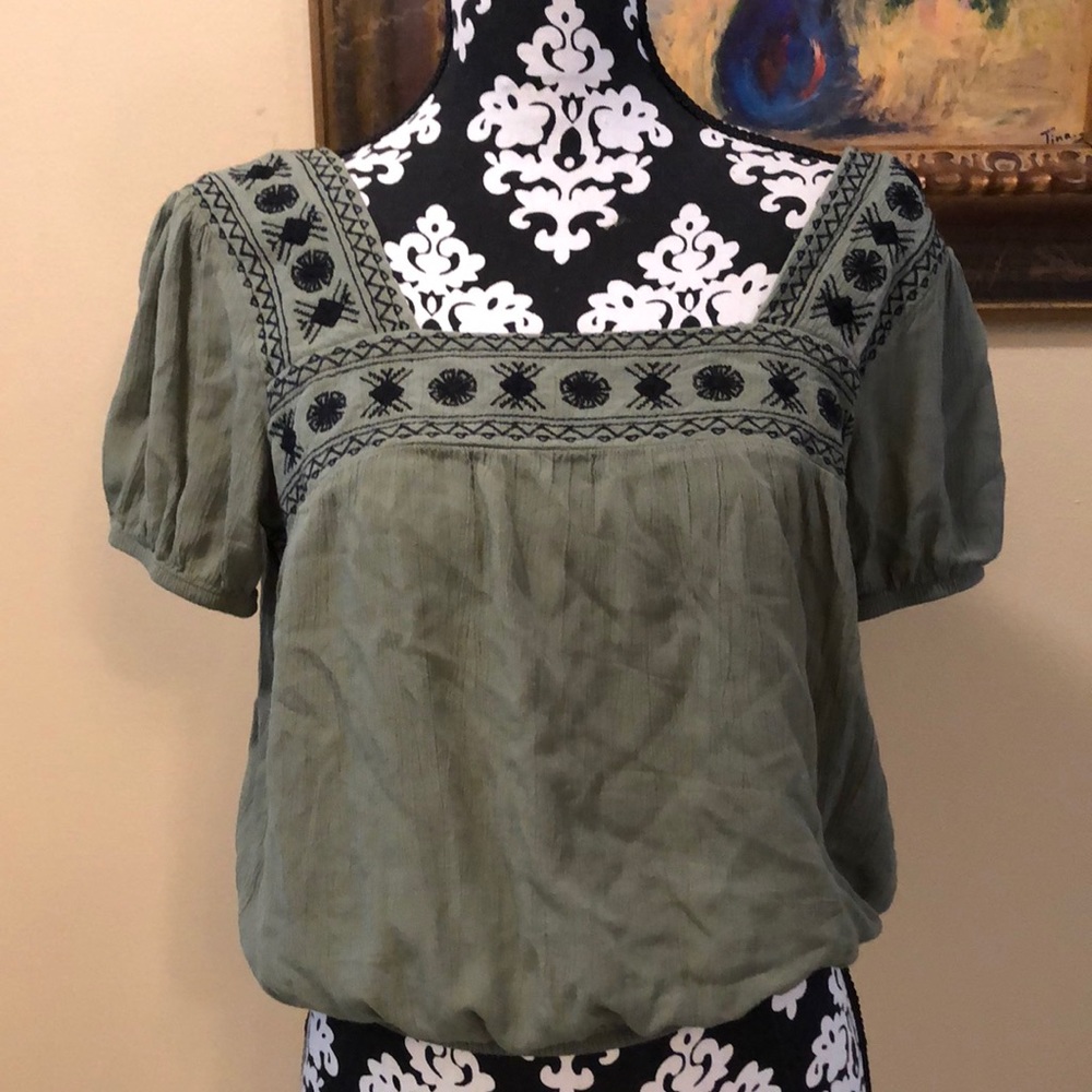 Mudd bohemian embroidered elastic hems short sleeved crinkly lightweight top